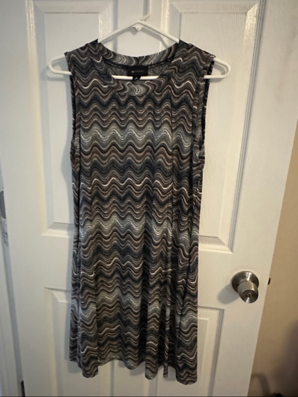 AB Studio Sleeveless Wave-Print Shift Dress in Black and Gray